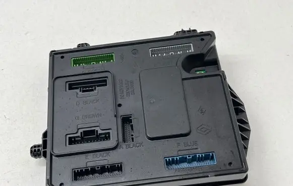 Renault Megane III Comfort/convenience module BCM953810 284B18225R S180180060B