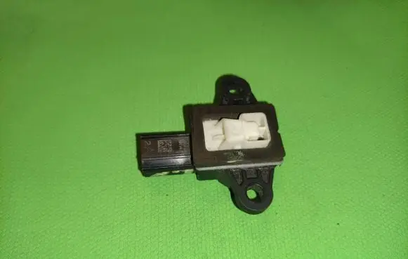 Ford B-MAX Airbag deployment crash/impact sensor DG1314C676AA A04032014