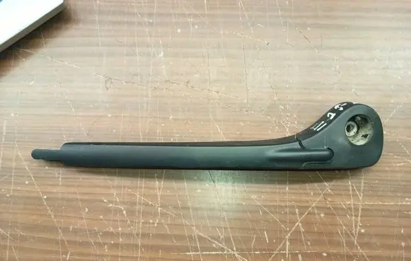 Rear wiper blade arm