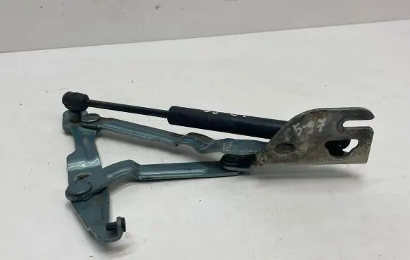 Volkswagen PASSAT B5 Loading door lower hinge 