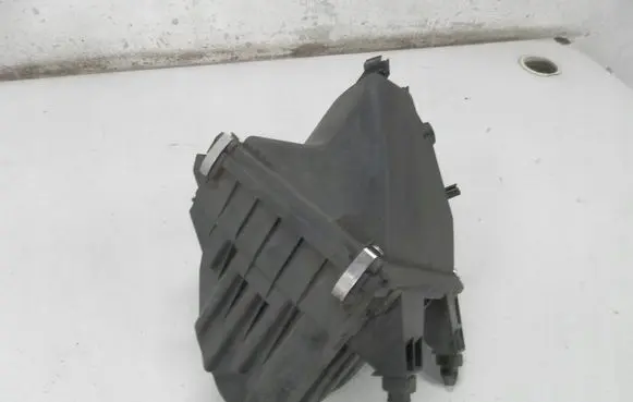 Volkswagen PASSAT B5.5 Air filter box 