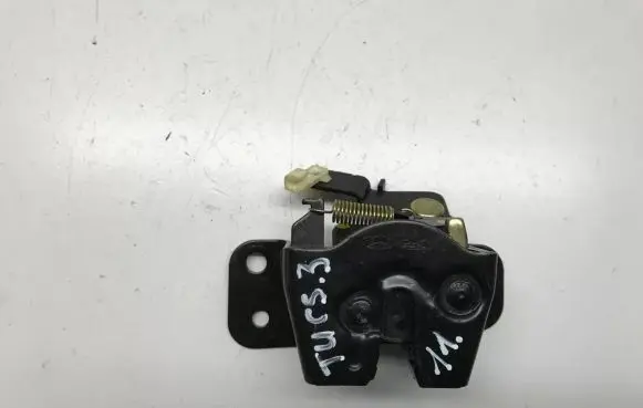 Hyundai Tucson JM Tailgate window lock/catch/latch 