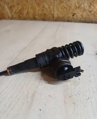 Volkswagen PASSAT B5 Fuel injector 038130073F