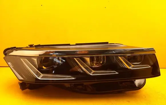 Volkswagen Touareg III Headlight/headlamp 761941082B
