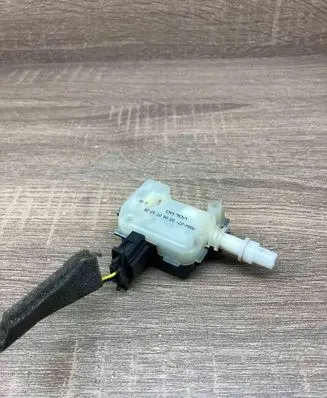 Volvo V70 Central locking motor 8066271