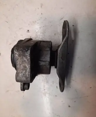 Engine mount bracket