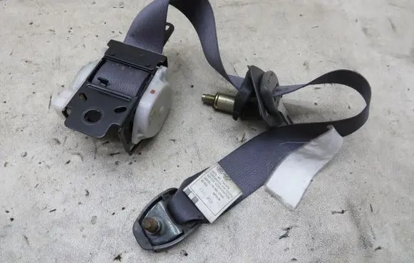Toyota Land Cruiser (J120) Seat belt trim KRIS235789