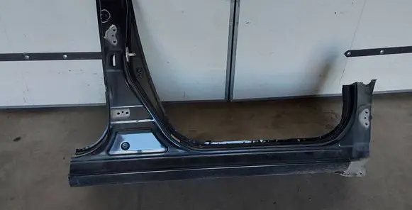 Toyota Auris E180 Front sill (body part) 