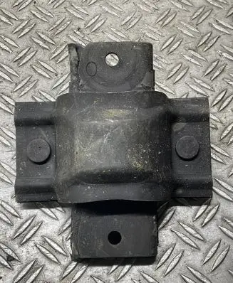 Mazda 929 Engine mount bracket