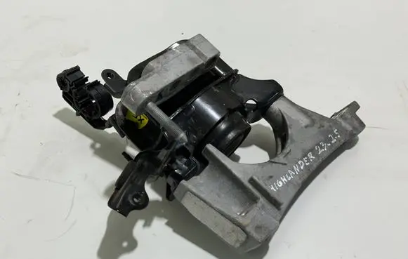 Toyota Highlander XU70 Engine mount bracket 201118
