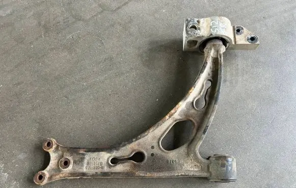 Volkswagen Golf V Front lower control arm/wishbone 1K0407153G