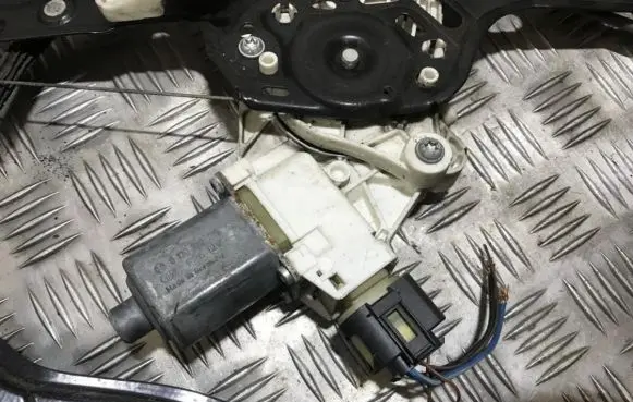 BMW 1 E81 E87 Front door window regulator motor 0130822225
