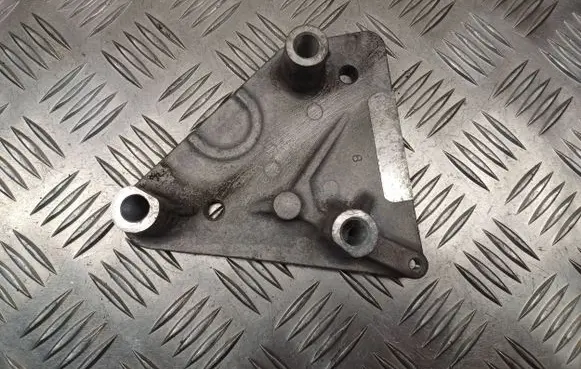 Opel Astra H Engine mounting bracket