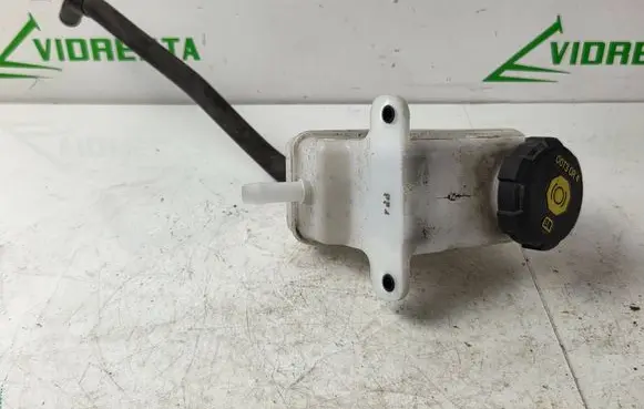 Brake fluid reservoir