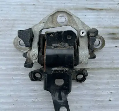 Mazda 3 III Engine mounting bracket
