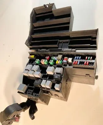 Jaguar S-Type Fuse module 2R8T14A003EC