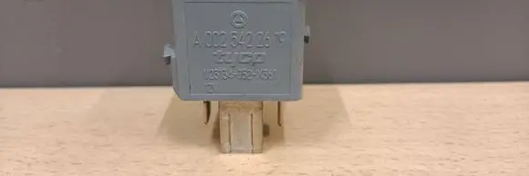 Mercedes-Benz E W211 Other relay A0025422619 V23134J52X361