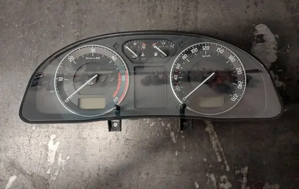 Skoda Superb B5 (3U) Speedometer (instrument cluster) 3U0920812D