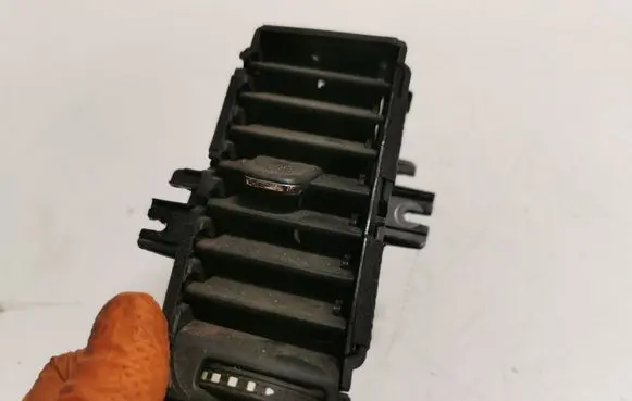 Buick Encore I Dashboard side air vent grill/cover trim
