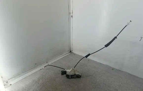 Peugeot 308 Front door lock PSA567147