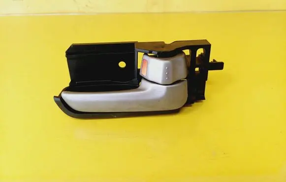 Suzuki Swift I Front door interior handle