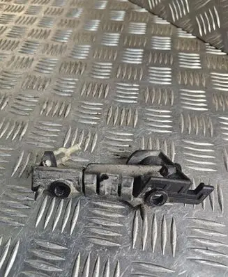 Front bumper mounting bracket