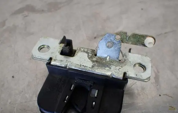Volkswagen Polo IV 9N3 Tailgate lock latch 6Q6827505B