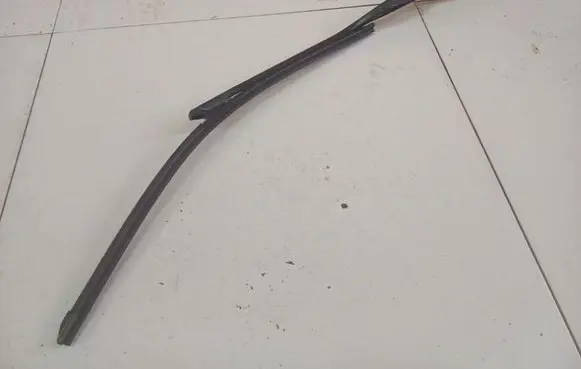 Front wiper blade arm