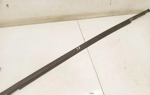 Volkswagen PASSAT B4 Front door glass trim molding 