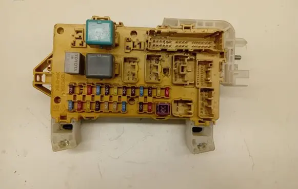 Toyota Corolla Verso AR10 Fuse module 892210F010 2000636618 06022311041501