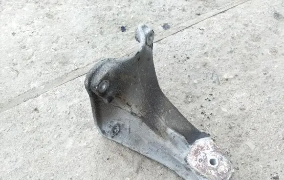 Volkswagen PASSAT B4 Engine mounting bracket