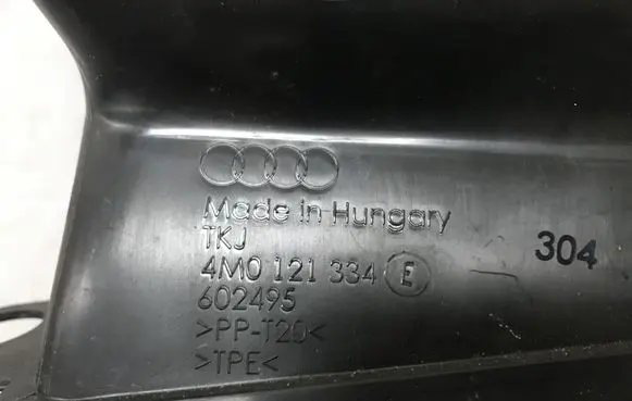 Audi Q7 4M Intercooler air channel guide 4M0121334E
