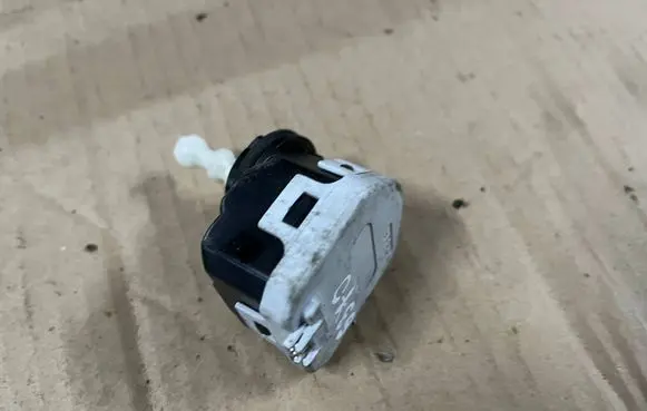 Headlight level adjustment motor