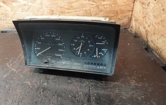 Volkswagen Polo II 86C 2F Speedometer (instrument cluster) 87001239 88471405 88352350