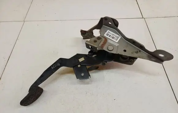 Mazda 3 I Clutch pedal 