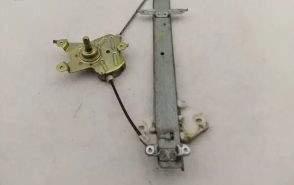 Honda Jazz Rear window lifting mechanism without motor 