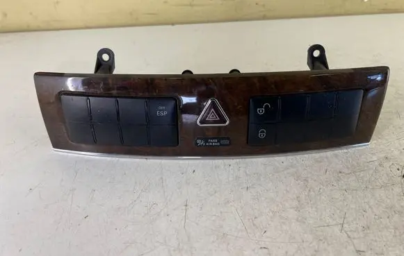 Mercedes-Benz C W203 Hazard light switch 2038702510 33634902 40850928001