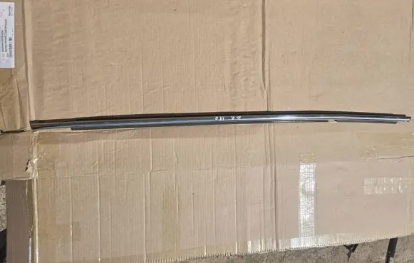 Toyota RAV 4 (XA40) Rear glass trim