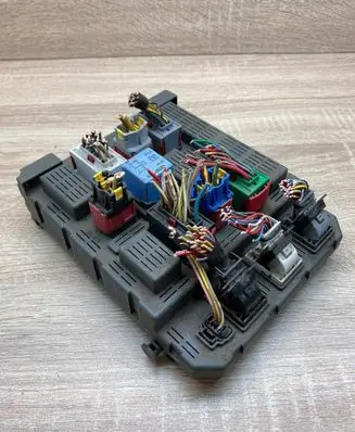 Peugeot 607 Fuse module 250102 WithPlug