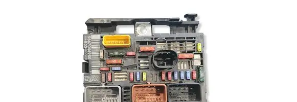 Peugeot 5008 Fuse module 9667044980