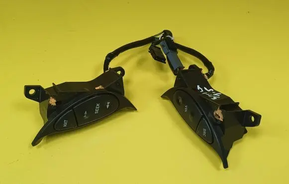 Steering wheel buttons/switches
