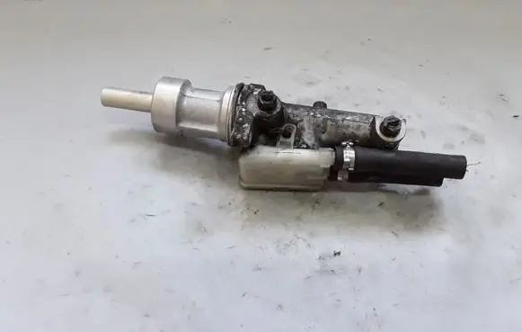 Mercedes-Benz Vito Viano W639 Master brake cylinder A0004316901