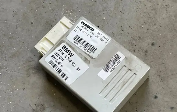 BMW X5 E70 Air suspension control unit module (rear) 6793163