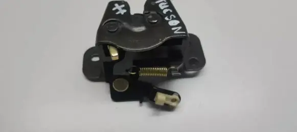 Hyundai Tucson JM Tailgate window lock/catch/latch 
