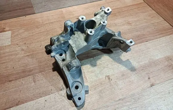 Peugeot 308 Generator/alternator bracket 9684613880 A1S19C03