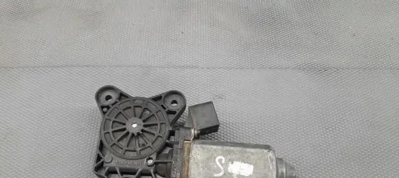 Mercedes-Benz C W203 Front door window regulator motor 119651105