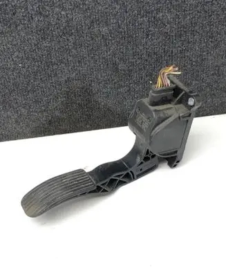 Accelerator throttle pedal