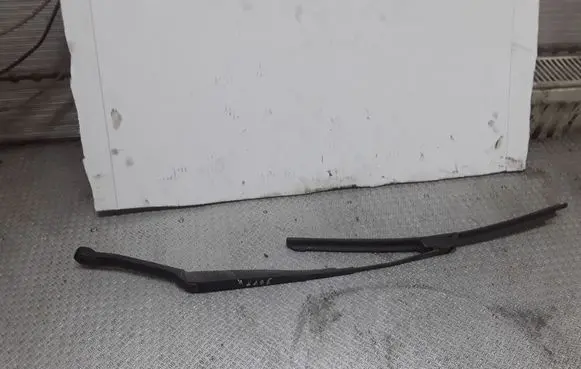 Ford Maverick Front wiper blade arm 89813584