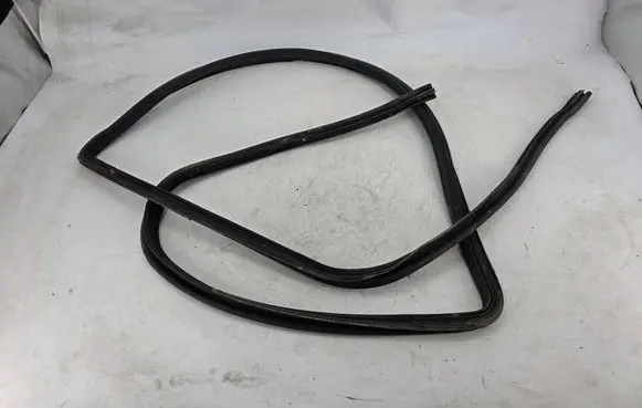BMW 7 E32 Trunk rubber seal (body)