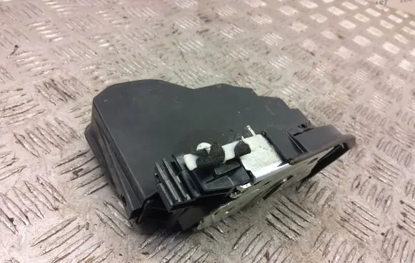 BMW 2 F22 F23 Front door lock 7202145